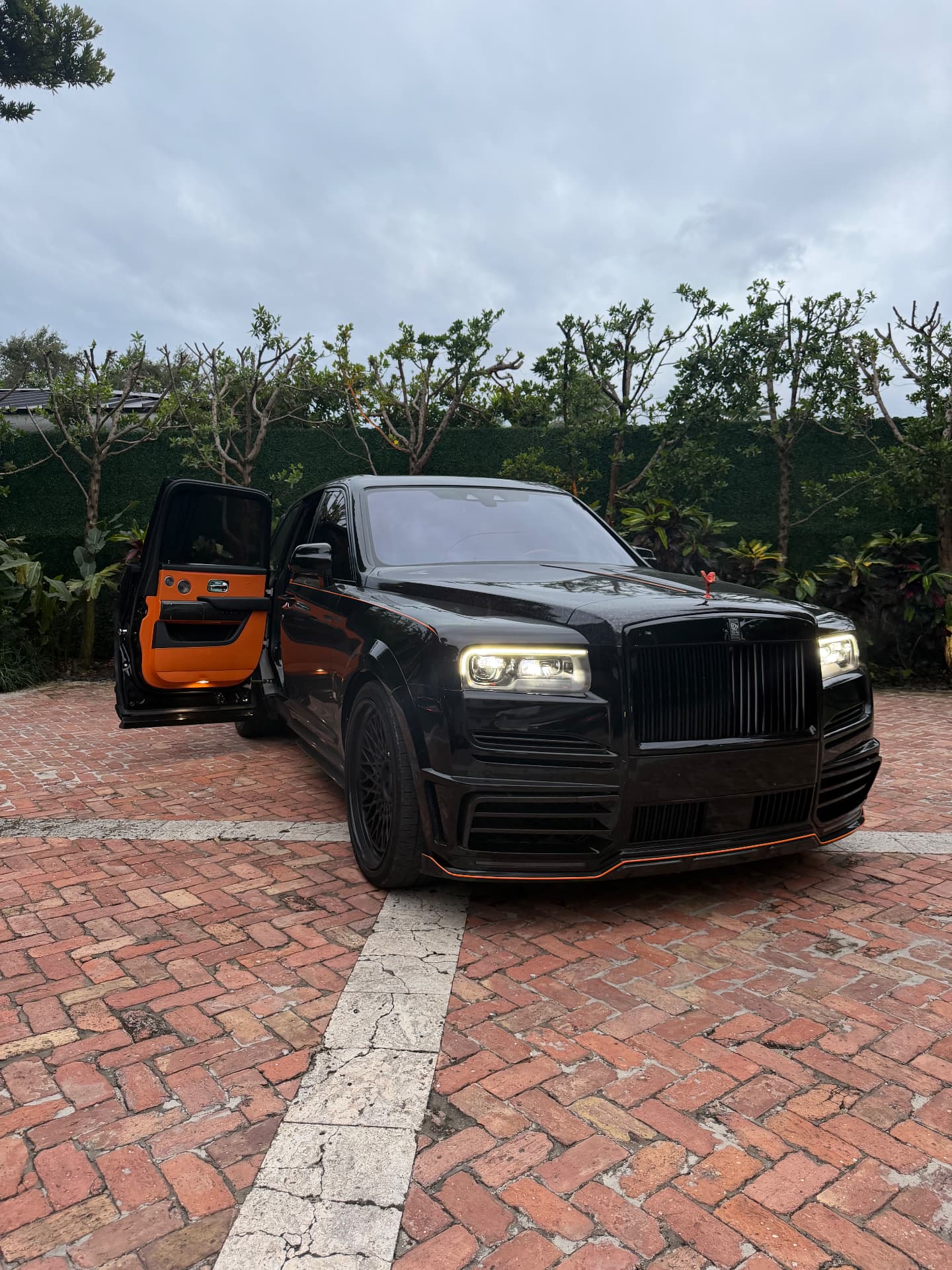2021 Rolls-Royce Cullinan Black Badge Black/Mandarin Orange #5904 — photo 1